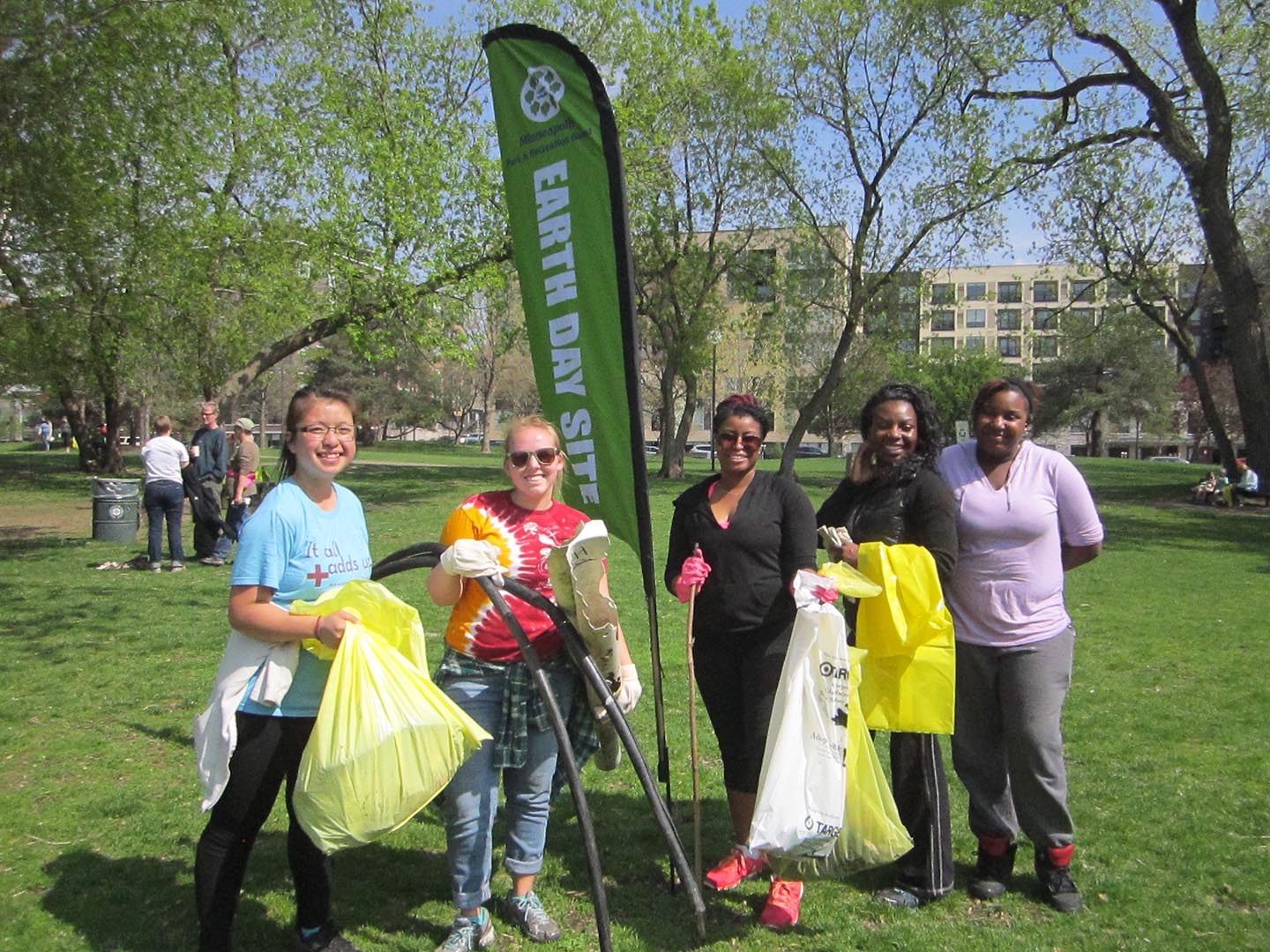 People cleaning up a park on Earth Day. Organized by Marcy-Holmes Neighborhood Association.